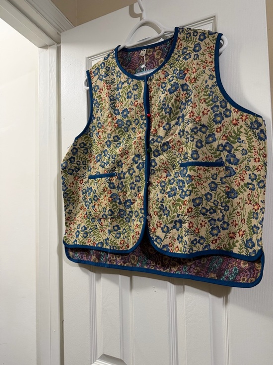 Jackets & Blazers - Women’s Floral Quilted Vest with Blue Trim XL NWT